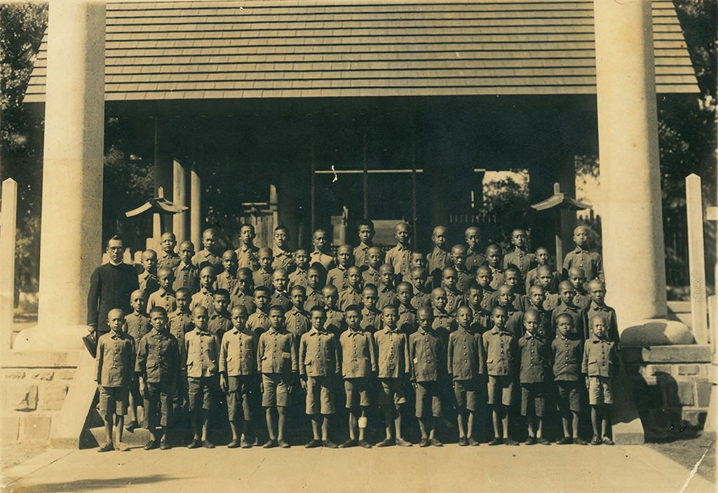 陳重光先生日本時代小學修學旅行來到臺南神社拍照留念，照片中白色鳥居即現在延平郡王祠黨徽鳥居的原件。
(照片引用自陳澄波文化基金會)