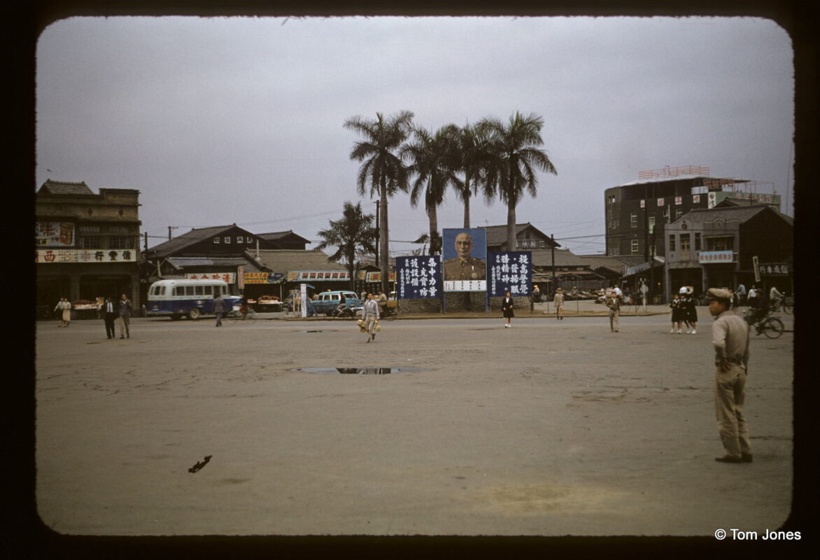 曾被作為公開槍決地點的嘉義車站前廣場昔日景象，1957-58 Tom Jones拍攝